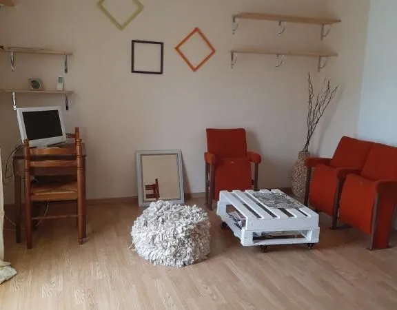 Maison à fort potentiel , 2 chambres + 1 grand espace multifonctionnel rez de jardin