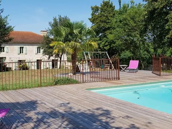 MAISON DE HAMEAU EN PIERRE AVEC PISCINE