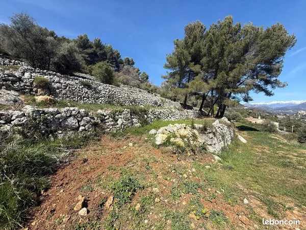 Terrain à bâtir de 1400 m² à CARROS (06)