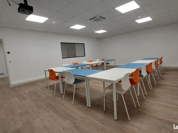 Location salle en Centre d'Affaires - 42 m2 - 06110 LE CANNET Canéopole