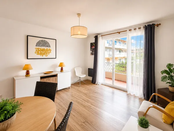 Appartement T3 rénové proche du centre ville de SANARY