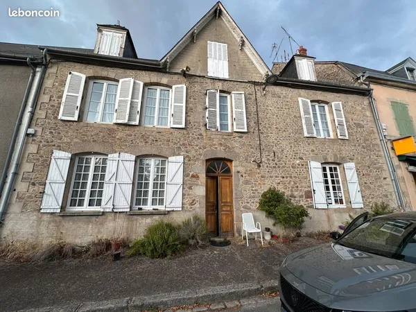 À vendre maison de caractère 220 m2 centre ville bourg dynamique en Creuse avec 5000 m2 de terrain