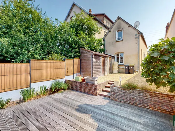 MAISON DE VILLE DE CARACTERE AVEC JARDIN ET TERRASSE - CHARTRE