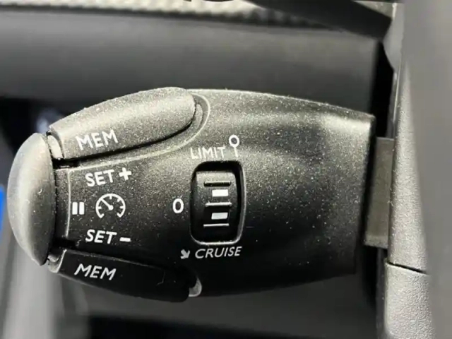 Peugeot 208 1.2 puretech 100ch s&amp;s allure eat8 — photo 8