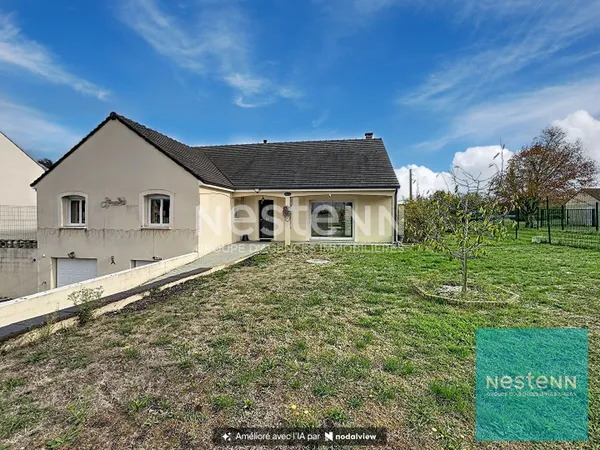 Maison récente de plain-pied avec 4 chambres, une piscine et un sous-sol total à Voulx