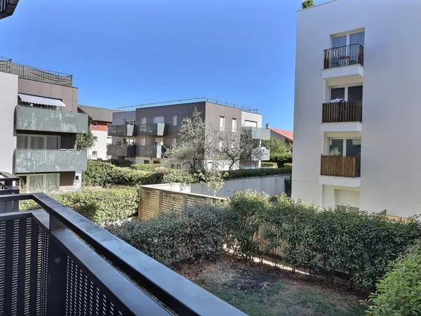Libre : 2 pièces de 48 m² avec balcon et ascenseur dans résidence récente
