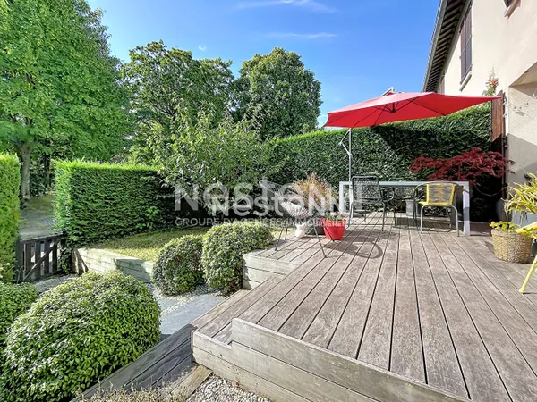 A vendre maison-appartement en duplex à Fontenay Le Fleury avec garage et jardin-terrasse .