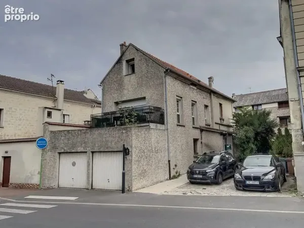 Immeuble local commercial et appartement, parking extérieur et cave