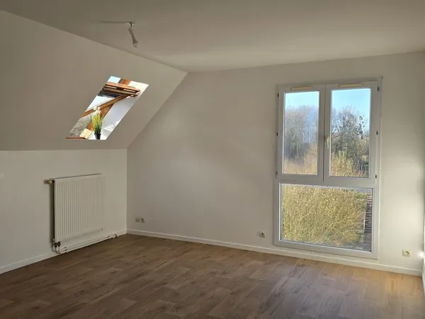 F2 lumineux 46 m² ? Parking + cave ? Écuelles ?