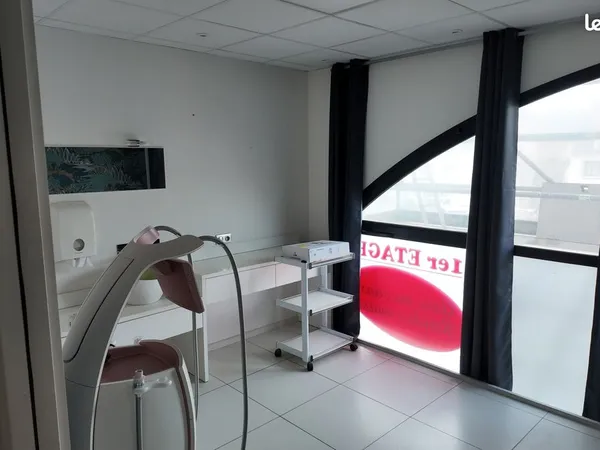 3 locaux avec point d'eau, à côté de l'hôpital de Quimper - Parking & accès PMR