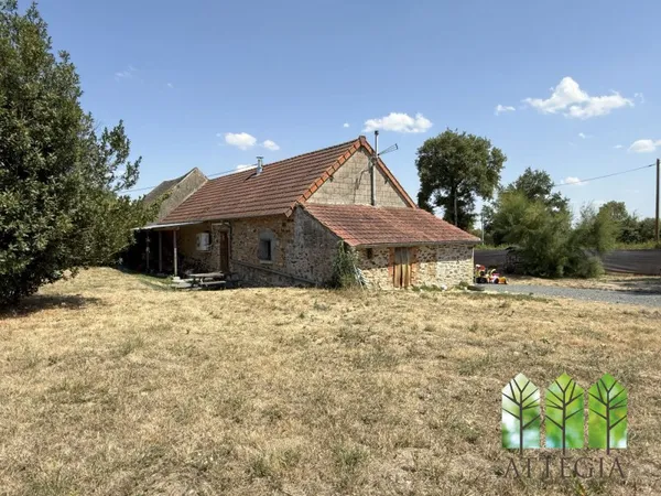 Maison de campagne avec 6 228 m² de terrain, au calme à Tercil