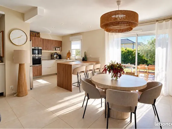 Maison rénovée 108 m² - 4 chambres - grand garage - 550 m² de terrain - Sébazac