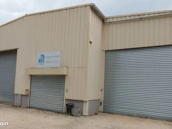 Entrepot avec porte grande hauteur
