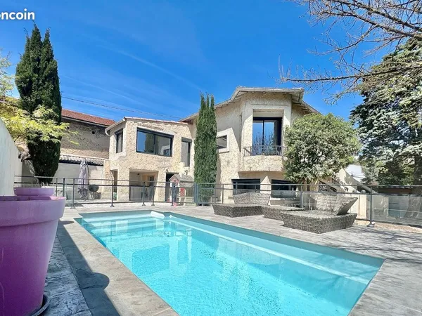 Maison contemporaine 140 m² avec piscine chauffée, jacuzzi et prestations haut de gamme