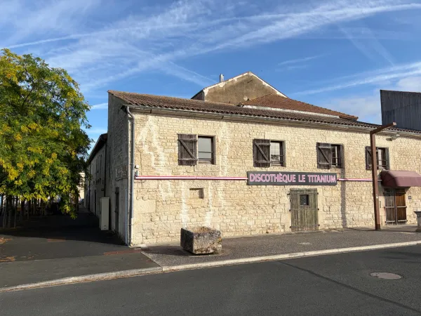 LUCON (85400) - EMPLACEMENT A FORTE VISIBILITE - IMMEUBLE DE RAPPORT AVEC RENTABILITE A FORT POTENTI