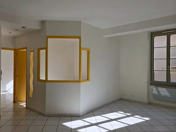 Toulon centre - T3 de 58 m² entièrement rénové, lumineux, dans un immeuble de caractère