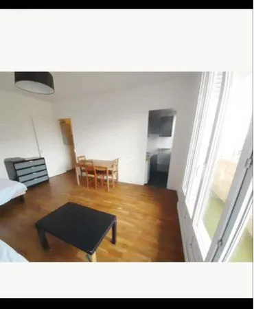 Grand studio avec balcon
