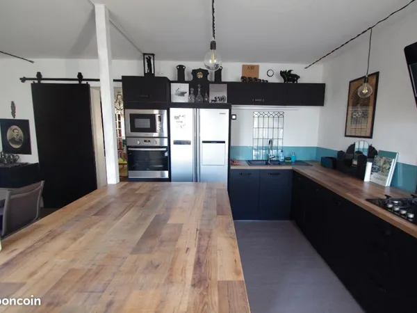 Chambre, salle d'eau privée et WC privés -colocation jeunes actifs 3 chambres/jardin quartier des Ju
