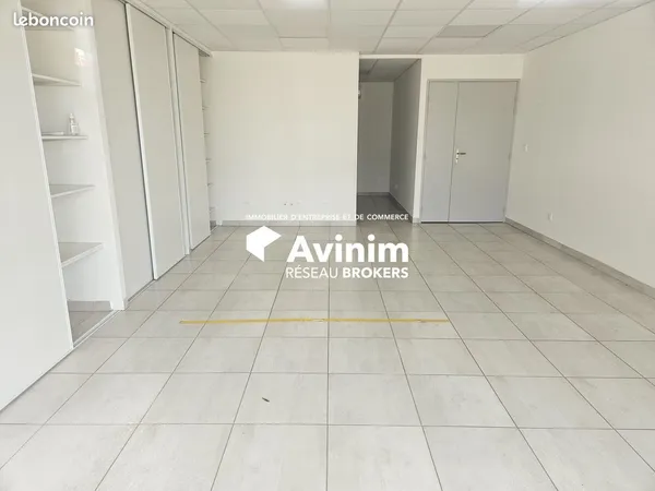 Local 82 m² Tossiat