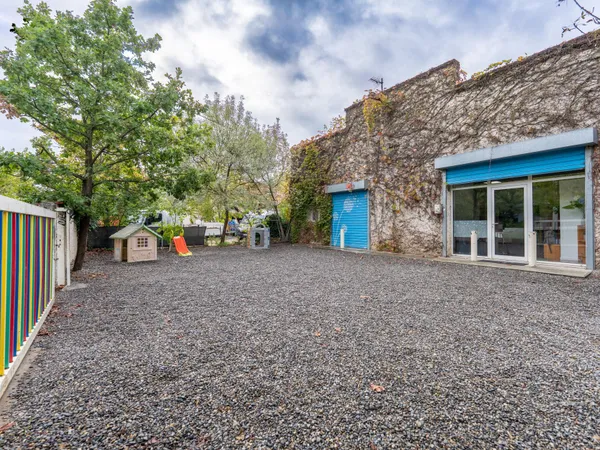 Bâtiment professionnel indépendant 481 m² avec cour et sous-sol