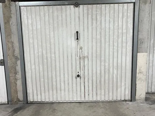 Garage fermé en sous-sol - 16,4 m² - accès sécurisé + borne 7 kW + prise 230V