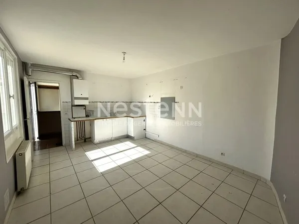 MAISON DE VILLE PLEIN CENTRE DE CHABRIS AVEC 2 CHAMBRES ET POSSIBILITÉ D'UNE 3ème (INDRE 36)