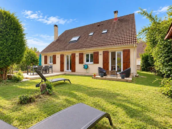 A vendre à Vauréal belle et grande maison familiale de 7 pièces sur terrain de 471 m2