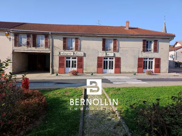 Ensemble immobilier au coeur de Beaupont avec terrain et location de locaux