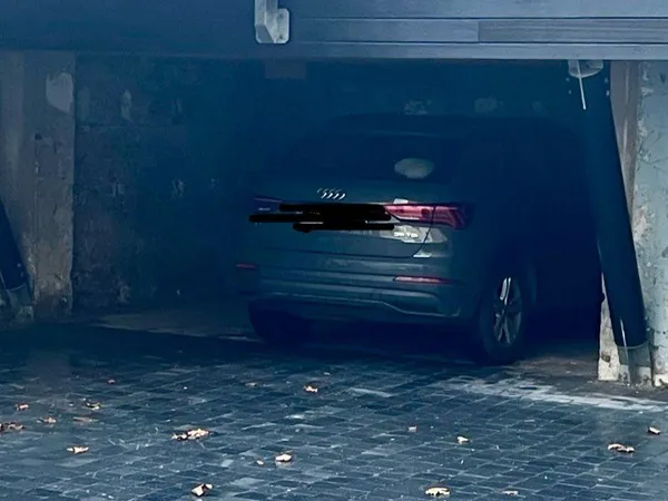 Place parking couverte et sécurisée