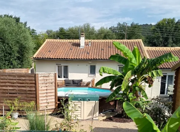 Maison T5 de plain-pied rénovée, 102 m², piscine, carport pour camping car 