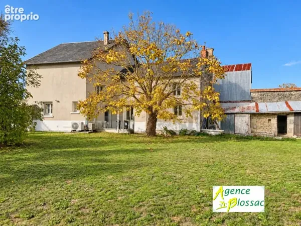 Maison ancienne avec dependances , axe mirebeau- neuville de poitou