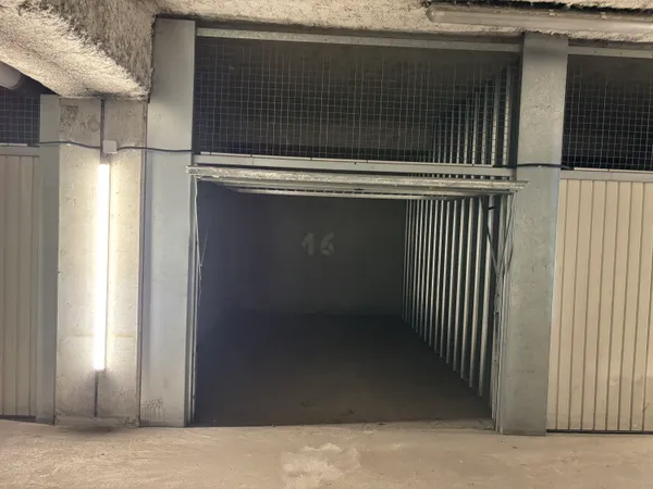Loue parking/box