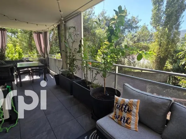 A vendre dans une résidence récente, type 4/5, terrasse de 18m², double box