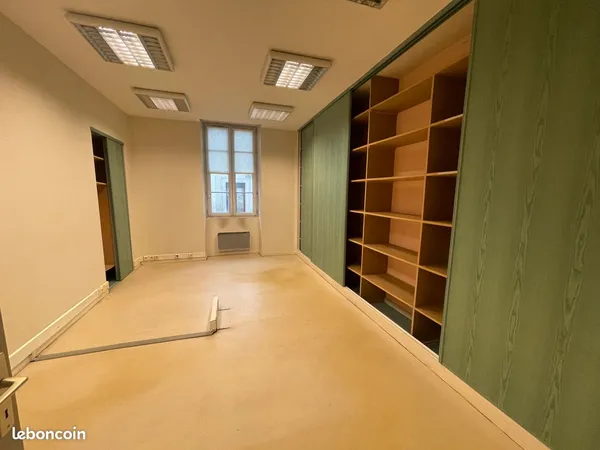 1 Bureau à louer dans espace partagé en Rez de chaussée avec climatisation, double vitrage pvc, poss