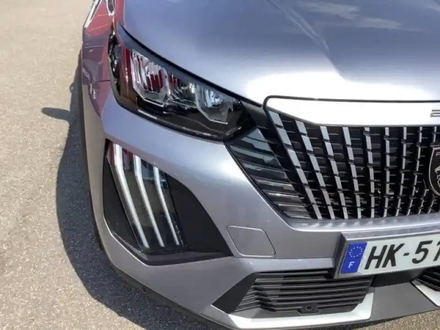 Peugeot 2008 hybrid 145 e-dcs6 — photo 16