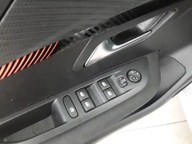 Peugeot 208 puretech 100 s&amp;s eat8 — photo 32