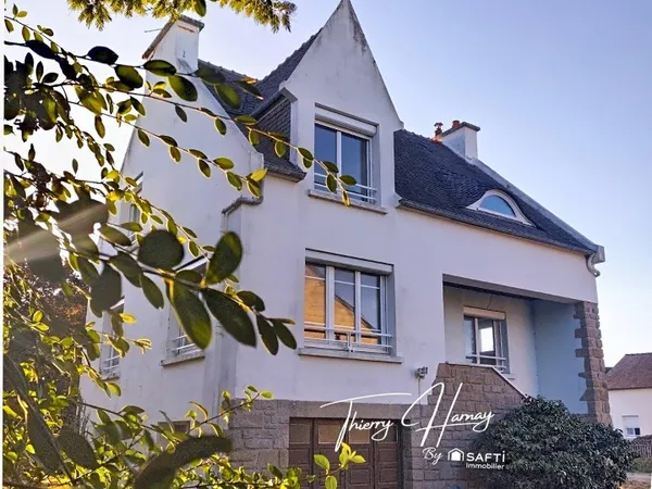 **LOCQUIREC - Élégante maison rénovée avec vue mer, à 5 minutes à pied des plages**