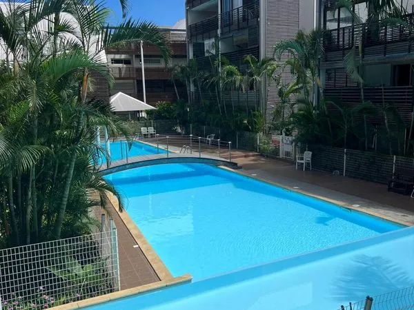 T3 meublé Centre ville ST-PIERRE avec piscine et parking (1515 EUR Hors-Charges)