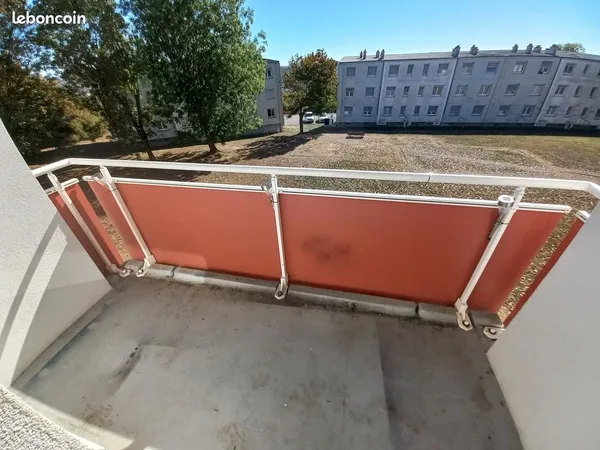 Location d'un F3 situé dans une impasse dans un cadre verdoyant