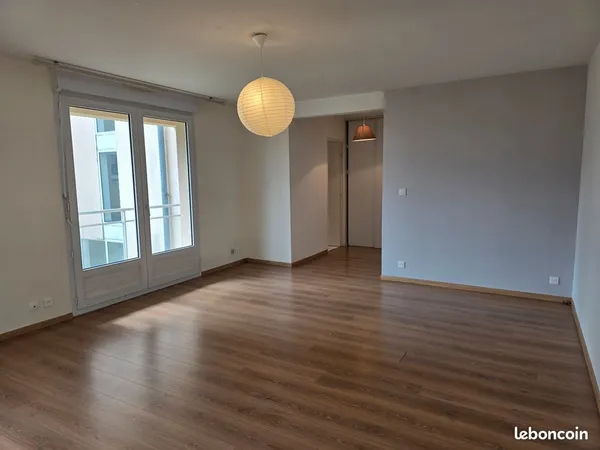 Appartement T2 de 56m2 avec balcon et parking privatif, rue de la Pierre Levée, situé entre centre-v