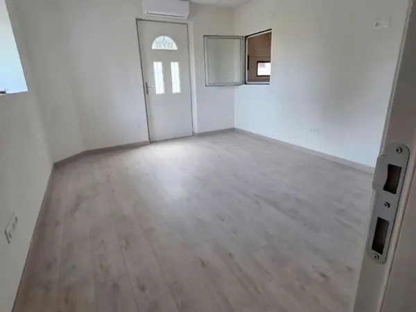 Local professionnel/ Entrepôt de 140m2 avec bureau