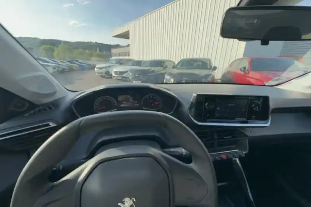 Peugeot 208 puretech 75 s&amp;s bvm5 — photo 11