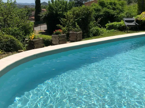 Maison provençal en pierre du XIXe siècle avec piscine et vue