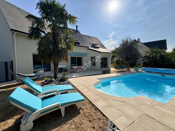Maison contemporain à Cantenay Épinard - Un havre de paix avec piscine et garages
