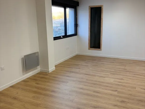 Bureau et espace de travail Location Chabeuil 43m² 550€