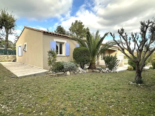 Maison de plain-pied avec piscine et terrain constructible, à 5 min d'Uzès