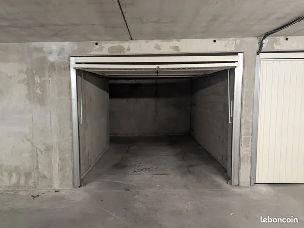 Garage + stockage 3 m² - Tram T2 à 2 min - Résidence récente - Jet d'Eau (Lyon 8e)