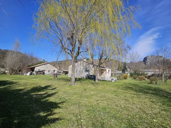 Villa de plain-pied avec grand terrain constructible détachable, fort potentiel