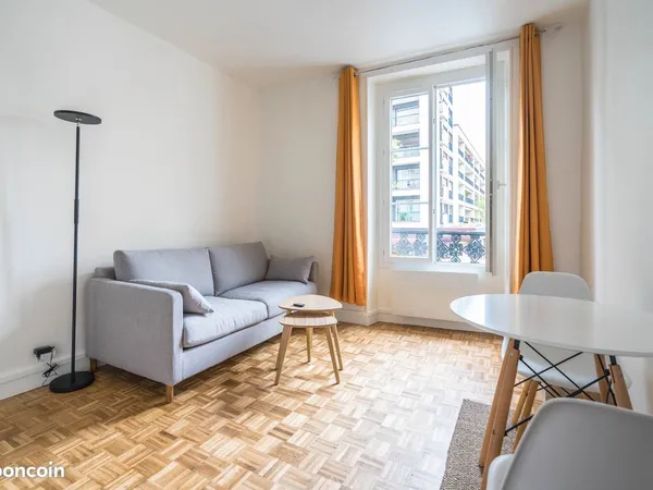 Studio meublé au pied du métro Ligne 1 et RER A