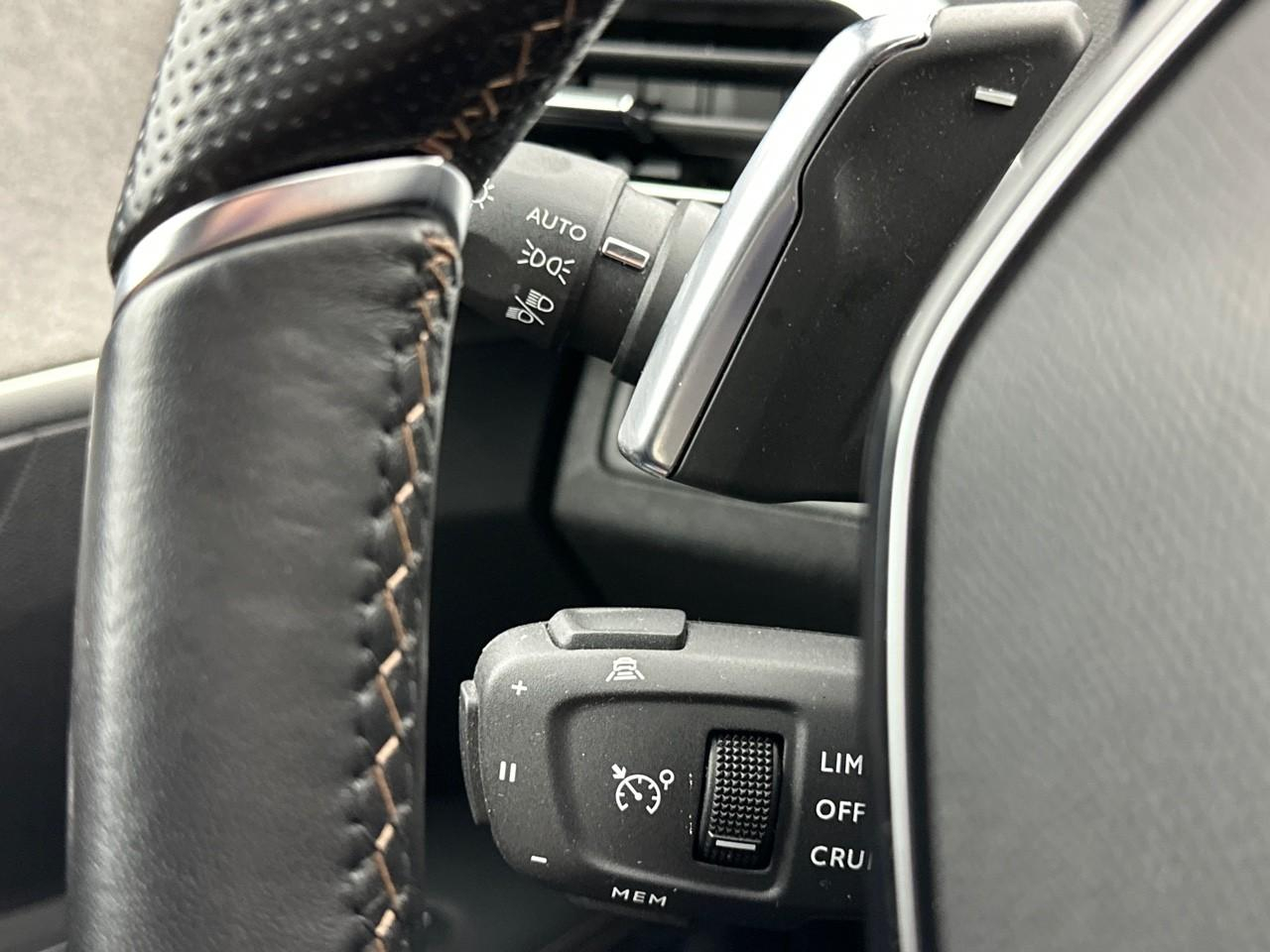 Peugeot 3008 hybrid4 300 e-eat8 gt — photo 17